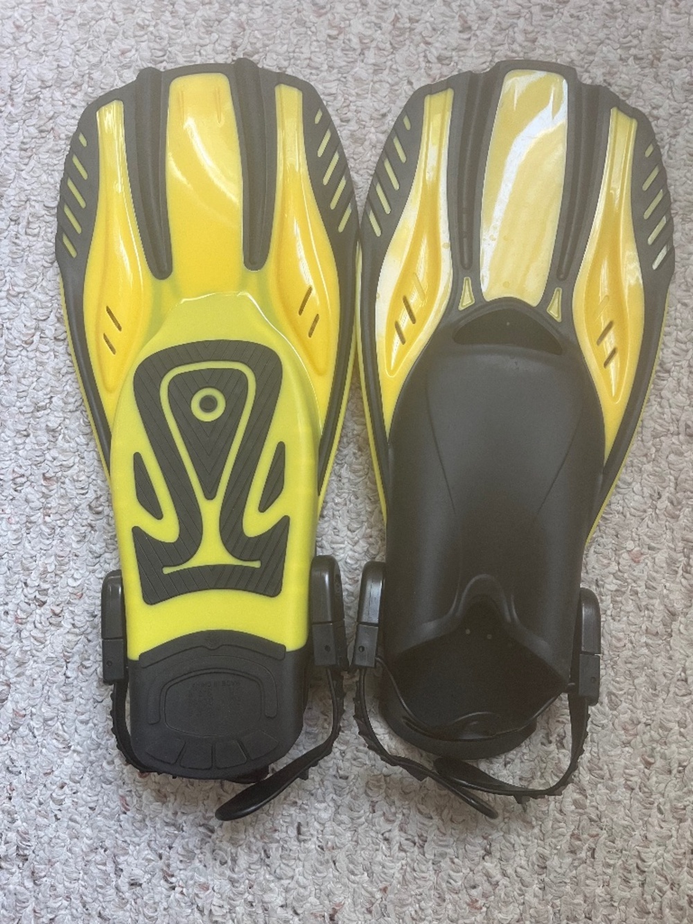 Swim Fins Virtually Brand New Men/Woman (w/ carry bag)